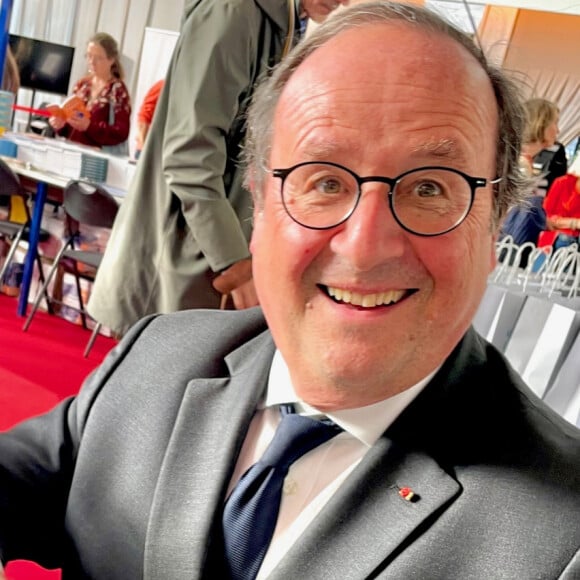 François Hollande et Valérie Trierweiler étaient en couple jusqu'au moment où l'ancien chef d'État avait été aperçu en bas du domicile de l'actrice Julie Gayet sur un scooter avec un sac de croissants chauds.
François Hollande - Foire du Livre de Brive 2024 à la Halle Georges Brassens de Brive-la-Gaillarde