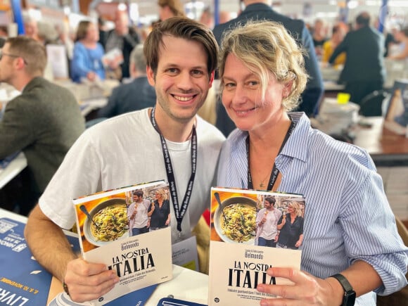 Alessandro Belmondo et sa mère Luana - Foire du Livre de Brive 2024 à la Halle Georges Brassens de Brive-la-Gaillarde le 8 novembre 2024. © Fabien Faure / Bestimage