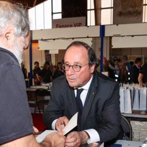 François Hollande à la Halle Georges Brassens de Brive-la-Gaillarde, le 8 novembre 2024. Foire du Livre de Brive 2024. © Jean-Marc Lhomer / Bestimage