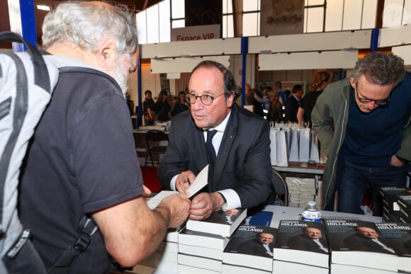 François Hollande à la Halle Georges Brassens de Brive-la-Gaillarde, le 8 novembre 2024. Foire du Livre de Brive 2024. © Jean-Marc Lhomer / Bestimage