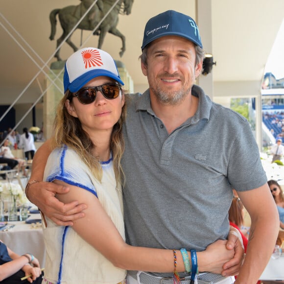 Exclusif - Marion Cotillard et son compagnon Guillaume Canet dans la tente VIP lors du Longines Paris Eiffel Jumping au Champ de Mars à Paris, le samedi 6 juillet 2019. © Veeren Ramsamy/Bestimage