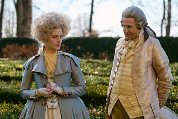 celui qui joue Louis XVI et est métamorphosé,
Image du film "Le Déluge" avec Guillaume Canet et Mélanie Laurent