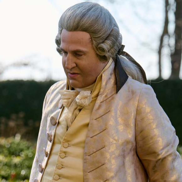 celui qui joue Louis XVI et est métamorphosé,
Image du film "Le Déluge" avec Guillaume Canet et Mélanie Laurent