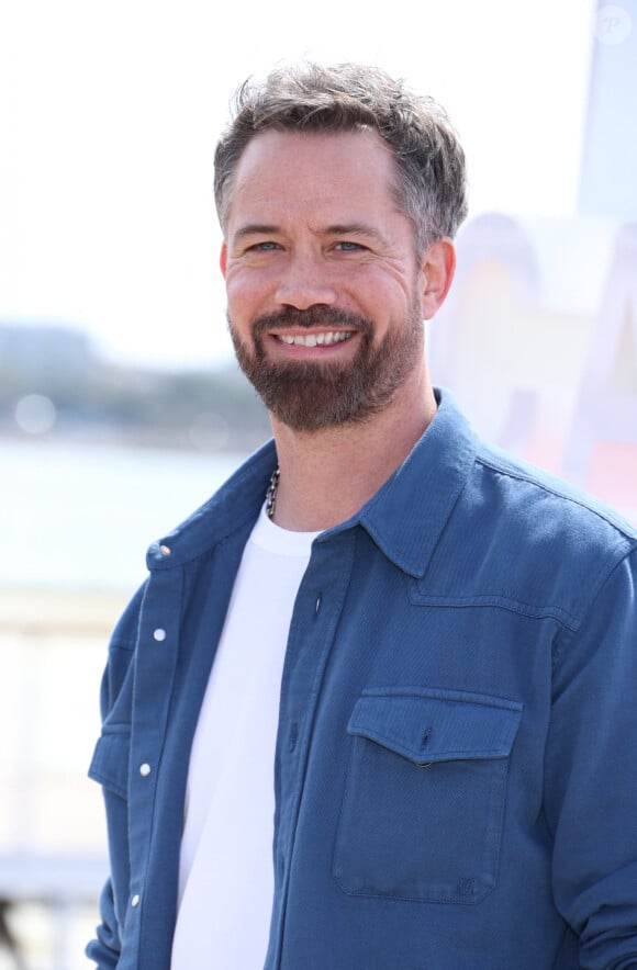 Emmanuel Moire - Photocall de "Demain nous appartient" lors du 7ème festival international Canneséries à Cannes, le 6 avril 2024. © Denis Guignebourg / Bestimage