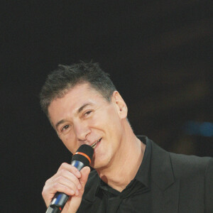 Le chanteur français Etienne Daho se produit lors de la célébration du 20ème anniversaire du Zénith de France 2 présenté par Daniela Lumbroso le 14 janvier 2005. Photo par Jean-Jacques Datchary/ABACA.