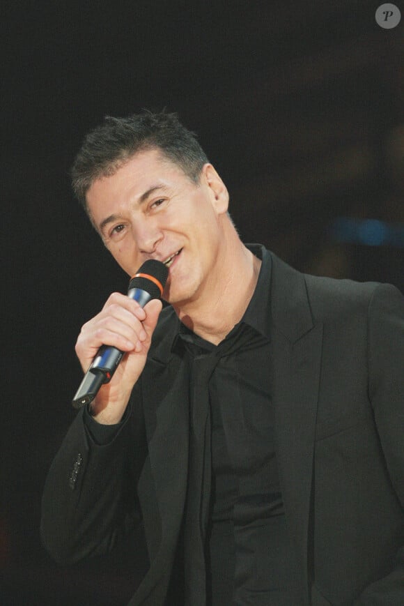 Le chanteur français Etienne Daho se produit lors de la célébration du 20ème anniversaire du Zénith de France 2 présenté par Daniela Lumbroso le 14 janvier 2005. Photo par Jean-Jacques Datchary/ABACA.