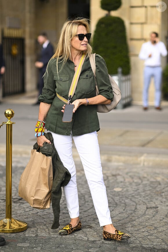 Exclusif - Estelle Lefébure à la sortie de l'hôtel Crillon à Paris, lors de la fashion week. Le 28 septembre 2023 