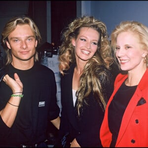 Archives - Estelle Lefébure, David Hallyday et Sylvie Vartan lors d'un défilé de mode en 1990.