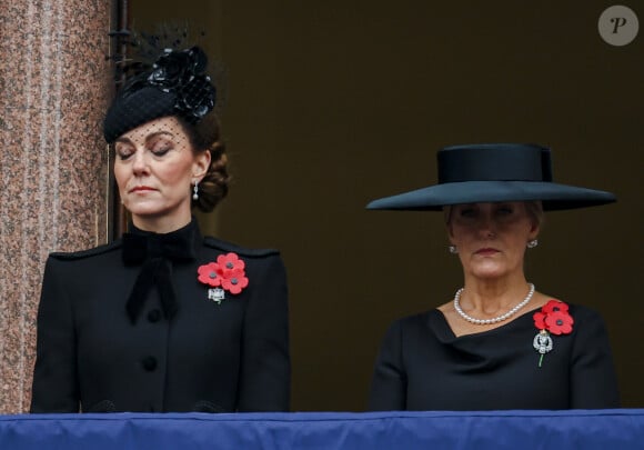 Catherine Kate Middleton, princesse de Galles et Sophie Rhys-Jones duchesse d'Edimbourg honorent les disparus des deux guerres mondiales lors de la cérémonie Remembrance Sunday ( Dimanche du souvenir ) au Cénotaphe à Londres.