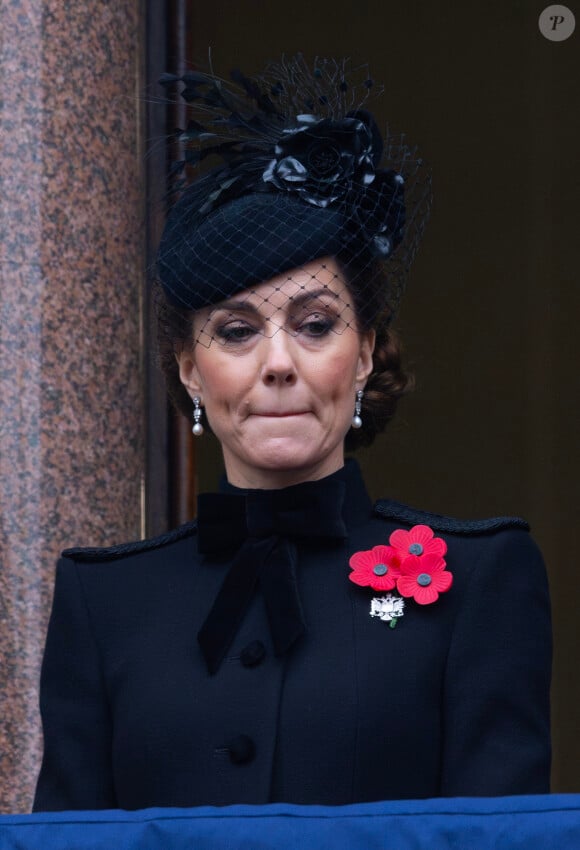 Avant de toutefois revenir sur ses propos 
Catherine Kate Middleton, princesse de Galles honore les disparus des deux guerres mondiales lors de la cérémonie Remembrance Sunday ( Dimanche du souvenir ) au Cénotaphe à Londres -