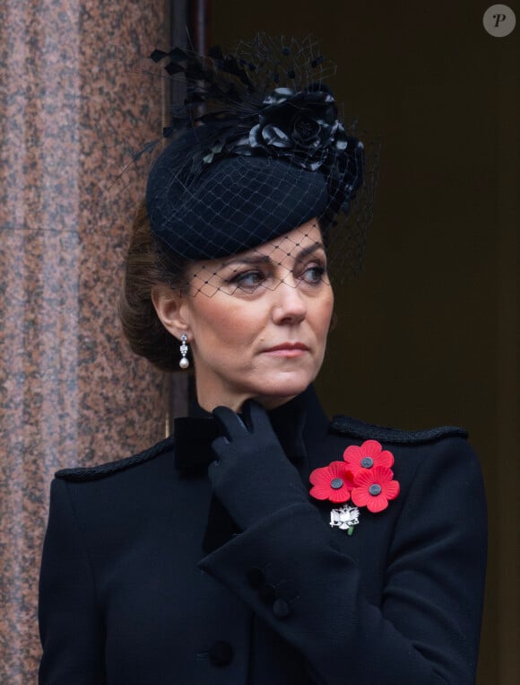 Catherine Kate Middleton, princesse de Galles honore les disparus des deux guerres mondiales lors de la cérémonie Remembrance Sunday ( Dimanche du souvenir ) au Cénotaphe à Londres.