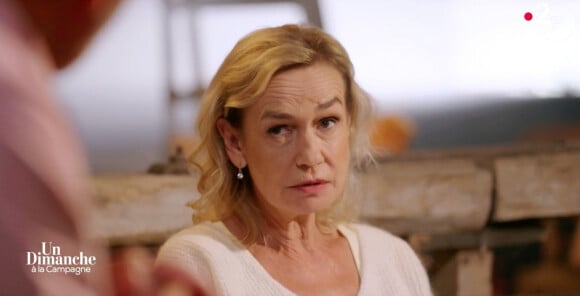 Sandrine Bonnaire face Frédéric Lopez dans "Un dimanche à la campagne".