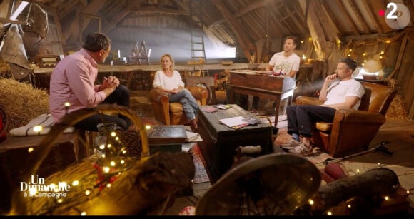 Sandrine Bonnaire face Frédéric Lopez, Emmanuel Moire et Christophe Michalak dans "Un dimanche à la campagne".