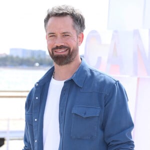 Emmanuel Moire - Photocall de "Demain nous appartient" lors du 7ème festival international Canneséries à Cannes, le 6 avril 2024. © Denis Guignebourg / Bestimage