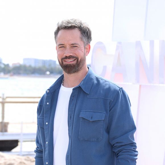 Emmanuel Moire - Photocall de "Demain nous appartient" lors du 7ème festival international Canneséries à Cannes, le 6 avril 2024. © Denis Guignebourg / Bestimage