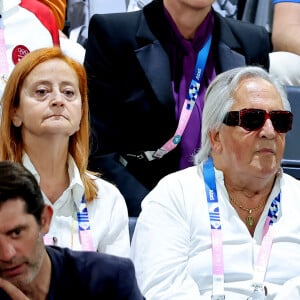 Gilbert Montagné et sa compagne - Les célébrités en tribunes pendant la finale de basketball opposant les Etats-Unis à la France (98-87) lors des Jeux Olympiques de Paris 2024 (JO) à l'Arena Bercy, à Paris, France, le 10 août 2024. © Jacovides-Perusseau/Bestimage 