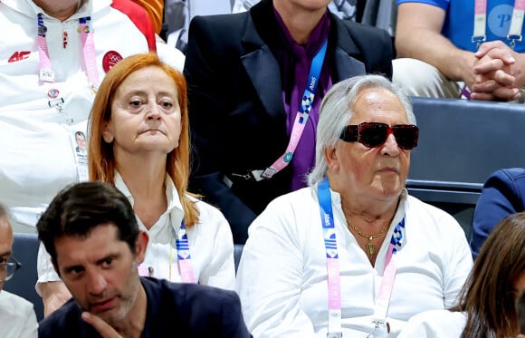 Gilbert Montagné et sa compagne - Les célébrités en tribunes pendant la finale de basketball opposant les Etats-Unis à la France (98-87) lors des Jeux Olympiques de Paris 2024 (JO) à l'Arena Bercy, à Paris, France, le 10 août 2024. © Jacovides-Perusseau/Bestimage 