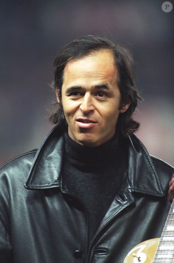 Récemment aperçu dans le métro londonien comme le prouve "Paris Match", Jean-Jacques Goldman est un citoyen comme tout le monde
Jean-Jacques Goldman au match PSG/Parme 