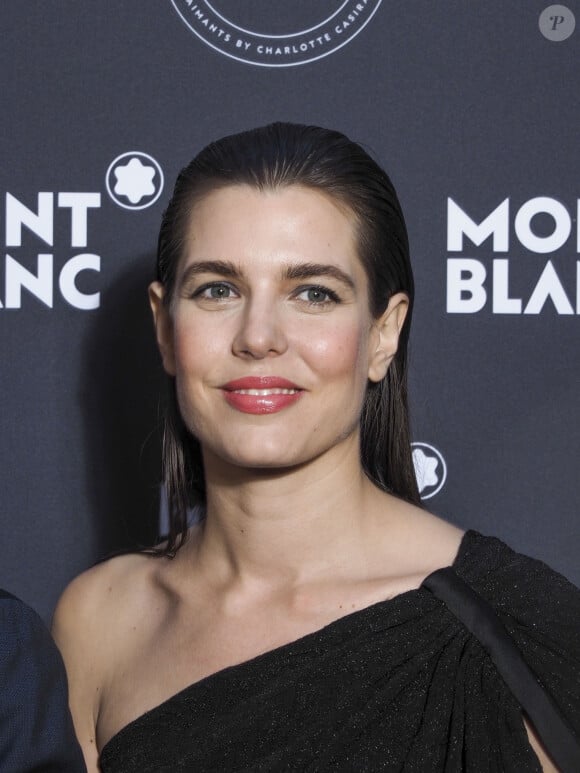 Somptueuse, la soeur d'Andrea et de Pierre Casiraghi portait un chignon réalisé par le coiffeur John Nollet

Charlotte Casiraghi - Photocall du dîner Montblanc organisé par C. Casiraghi pour le lancement de la collection 'Les Aimants" à la Villa La Favorite à Cannes 16 mai 2018. © Olivier Borde/Bestimage 