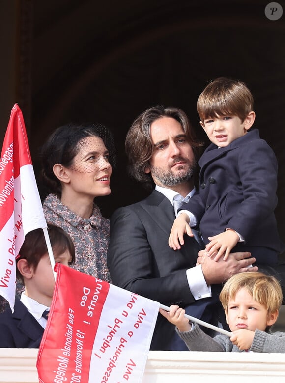 Raphaël Elmaleh, Charlotte Casiraghi, Dimitri Rassam et leur fils Balthazar Rassam - La famille princière au balcon du palais lors de la Fête Nationale de la principauté de Monaco le 19 novembre 2022. © Dominique Jacovides / Bruno Bebert / Bestimage 