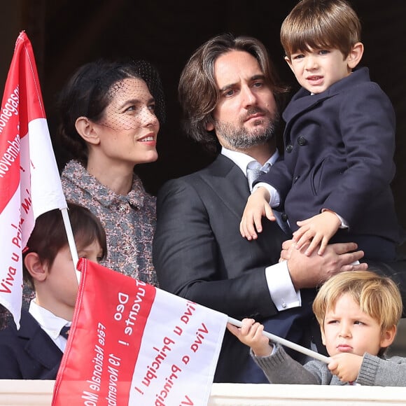 Raphaël Elmaleh, Charlotte Casiraghi, Dimitri Rassam et leur fils Balthazar Rassam - La famille princière au balcon du palais lors de la Fête Nationale de la principauté de Monaco le 19 novembre 2022. © Dominique Jacovides / Bruno Bebert / Bestimage 