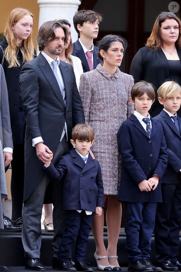 Dimitri Rassam, Balthazar Rassam, Charlotte Casiraghi, Raphaël Elmaleh - La famille princière de Monaco dans la cour du palais lors de la Fête Nationale de la principauté de Monaco le 19 novembre 2022. © Dominique Jacovides / Bruno Bebert / Bestimage 