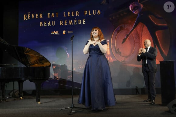 Exclusif - La chanteuse et imitatrice Sarah Schwab - Soirée du 6ème Gala caritatif de l'Institut Rafaël et de la Zag Foundation, dédié à l'accompagnement des enfants en santé intégrative au Pavillon Gabriel à Paris le 12 novembre 2024. © Erez Lichtfeld/Bestimage