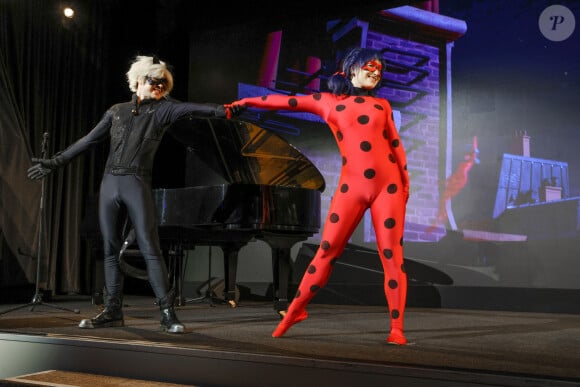 Exclusif - Les personnages Ladybug et Chat Noir de la série d'animation Miraculous - Soirée du 6ème Gala caritatif de l'Institut Rafaël et de la Zag Foundation, dédié à l'accompagnement des enfants en santé intégrative au Pavillon Gabriel à Paris le 12 novembre 2024. © Erez Lichtfeld/Bestimage 