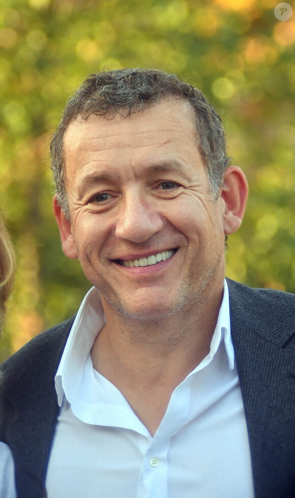 Dany Boon assiste à l'inauguration du "Jardin des Ambassadeurs-Line Renaud" à Paris, France, le 2 octobre 2023.