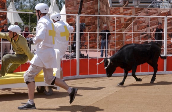 Certains fans craignent que le jeu en soit dénaturé...
En Allemagne, à Rust, au parc EUROPA-PARK, lors de l'émission, candidats courant devant une vachette