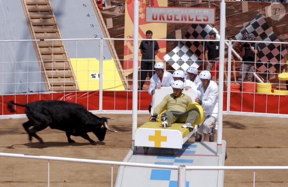 Mais sans les traditionnelles vachettes
En Allemagne, à Rust, au parc EUROPA-PARK, lors de l'émission, candidats durant le jeu dit de la vachette, se faisant charger par l'animal