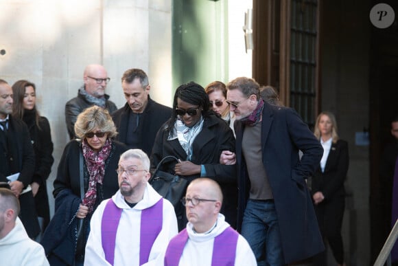 Ramatoulay Diop et Jean Paul Rouve lors de la cérémonie d'enterrement de l'acteur français Michel Blanc à l'église Saint Eustache à Paris, France, le 10 octobre 2024. Il est décédé le 4 octobre à la suite d'une crise cardiaque consécutive à un choc anaphylactique. Blanc était connu pour son rôle du célibataire maladroit Jean-Claude Dusse dans le film "Les Bronzés" de 1978. Photo par Florian Poitout/ABACAPRESS.COM