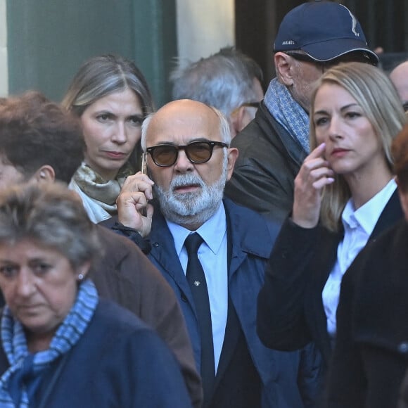 Gérard Jugnot, Thierry Lhermitte, quittant la cérémonie des funérailles de l'acteur français Michel Blanc à l'église Saint Eustache à Paris, France, le 10 octobre 2024. Il est décédé le 4 octobre à la suite d'une crise cardiaque consécutive à un choc anaphylactique. Blanc était connu pour son rôle du célibataire maladroit Jean-Claude Dusse dans le film "Les Bronzés" de 1978. Photo par Franck Castel/ABACAPRESS.COM