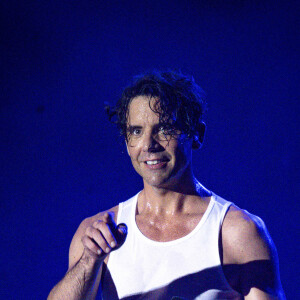 Mika sur la scène du "Printemps de Perouges" au Château de Saint-Maurice-de-Remens, le 27 juin 2024. 