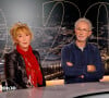 Laurent de Lahousse face à Gérard Jugnot, Marie-Anne Chazel, et Thierry Lhermitte sur le plateau de "20h30 le dimanche" sur la 2.