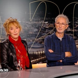 Laurent de Lahousse face à Gérard Jugnot, Marie-Anne Chazel, et Thierry Lhermitte sur le plateau de "20h30 le dimanche" sur la 2.