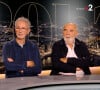 Laurent de Lahousse face à Gérard Jugnot, Marie-Anne Chazel, et Thierry Lhermitte sur le plateau de "20h30 le dimanche" sur la 2.