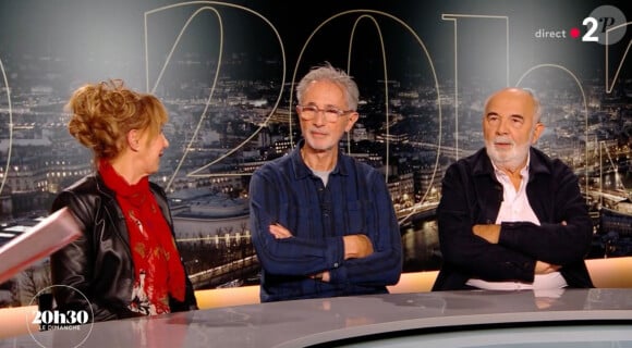 Laurent de Lahousse face à Gérard Jugnot, Marie-Anne Chazel, et Thierry Lhermitte sur le plateau de "20h30 le dimanche" sur la 2.