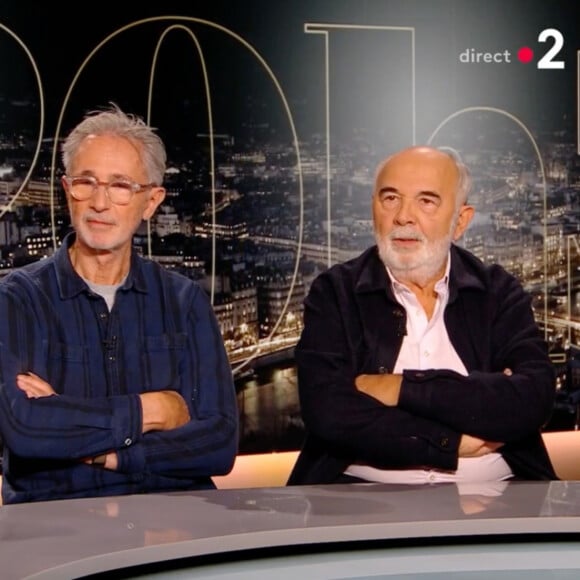 Laurent de Lahousse face à Gérard Jugnot, Marie-Anne Chazel, et Thierry Lhermitte sur le plateau de "20h30 le dimanche" sur la 2.