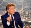 Laurent de Lahousse face à Gérard Jugnot, Marie-Anne Chazel, et Thierry Lhermitte sur le plateau de "20h30 le dimanche" sur la 2.