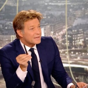 Laurent de Lahousse face à Gérard Jugnot, Marie-Anne Chazel, et Thierry Lhermitte sur le plateau de "20h30 le dimanche" sur la 2.