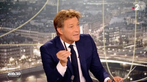 Laurent de Lahousse face à Gérard Jugnot, Marie-Anne Chazel, et Thierry Lhermitte sur le plateau de "20h30 le dimanche" sur la 2.