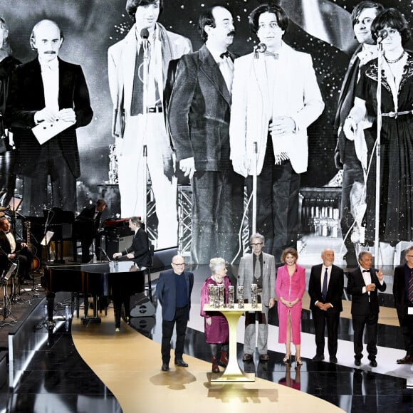 César d'anniversaire pour le Splendid : Josiane Balasko, Michel Blanc, Thierry Lhermitte, Marie-Anne Chazel, Gérard Jugnot, Christian Clavier, Bruno Moynot, Marina Foïs, maitresse de cérémonie, Jonathan Cohen sur scène lors de la 46ème cérémonie des César à l'Olympia à Paris le 12 mars 2021. © Bertrand Guay/ Pool / Bestimage 