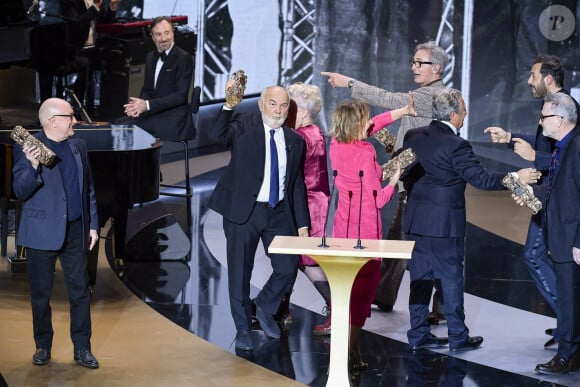 Un César spécial pour la troupe du Splendid, Josiane Balasko, Michel Blanc, Thierry Lhermitte, Marie-Anne Chazel, Gérard Jugnot, Christian Clavier, Bruno Moynot et Laurent Lafitte sur scène lors de la 46ème cérémonie des César à l'Olympia à Paris le 12 mars 2021. © Pierre Villard/ Pool / Bestimage 