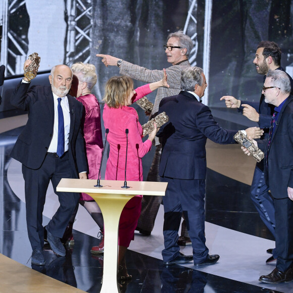 Un César spécial pour la troupe du Splendid, Josiane Balasko, Michel Blanc, Thierry Lhermitte, Marie-Anne Chazel, Gérard Jugnot, Christian Clavier, Bruno Moynot et Laurent Lafitte sur scène lors de la 46ème cérémonie des César à l'Olympia à Paris le 12 mars 2021. © Pierre Villard/ Pool / Bestimage 