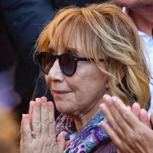 Marie-Anne Chazel et Carole Bouquet - Sortie des Obsèques de Michel Blanc en l'église Saint-Eustache à Paris, le 10 octobre 2024. © Moreau / Jacovides / Bestimage 