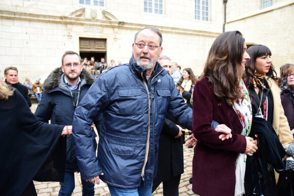 Jean Reno et sa femme Zofia Borucka lors de la 164ème vente des Hospices de Beaune sous les Halles de Beaune le 17 novembre 2024. Cette 164ème édition se tenait comme chaque année sous la Halle de Beaune, en face de l'Hôtel-Dieu. La Pièce de Charité, un Beaune 1er cru "Les Bressandes", a été vendue pour 360.000 euros © Romain Doucelin / Bestimage 