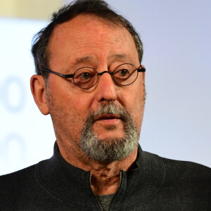 Jean Reno lors de la 164ème vente des Hospices de Beaune sous les Halles de Beaune le 17 novembre 2024. Cette 164ème édition se tenait comme chaque année sous la Halle de Beaune, en face de l'Hôtel-Dieu. La Pièce de Charité, un Beaune 1er cru "Les Bressandes", a été vendue pour 360.000 euros © Romain Doucelin / Bestimage 