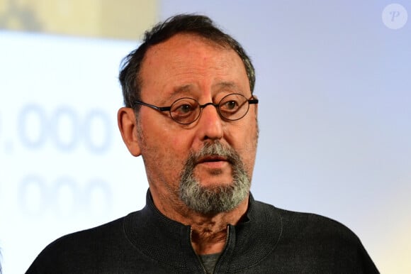 Jean Reno lors de la 164ème vente des Hospices de Beaune sous les Halles de Beaune le 17 novembre 2024. Cette 164ème édition se tenait comme chaque année sous la Halle de Beaune, en face de l'Hôtel-Dieu. La Pièce de Charité, un Beaune 1er cru "Les Bressandes", a été vendue pour 360.000 euros © Romain Doucelin / Bestimage 