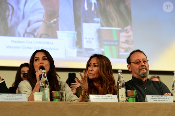 Eva Longoria, Maria Bravo (Fondatrice de la Global Gift Foundation) , Jean Reno lors de la 164ème vente des Hospices de Beaune sous les Halles de Beaune le 17 novembre 2024. Cette 164ème édition se tenait comme chaque année sous la Halle de Beaune, en face de l'Hôtel-Dieu. La Pièce de Charité, un Beaune 1er cru "Les Bressandes", a été vendue pour 360.000 euros © Romain Doucelin / Bestimage 